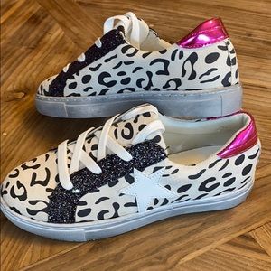 Star Sneakers with pink and leopard NEW 37